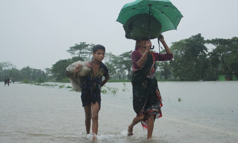 Fresh floods hit Bangladesh, hundreds of thousands left stranded
