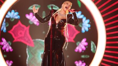 Christina Aguilera Expands Latin-Music Range & Honors Her Ecuador Roots On ‘No Es Que Te Extrañe’