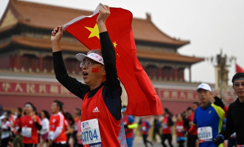 Photos: Thousands take part in Beijing Marathon