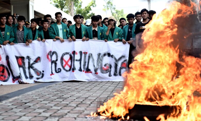 Indonesian students demand deportation of Rohingya refugees