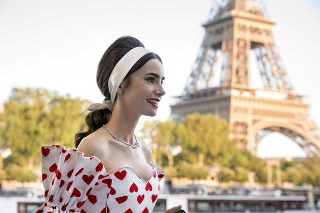 Nëse ju mund ta keni si të preferuar, francezët po protestojnë për serialin “Emily in Paris”, por përse?