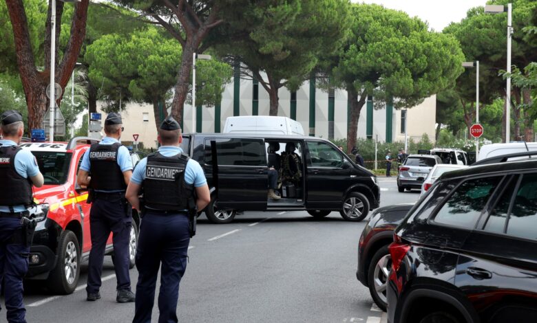 Police officer injured in explosion outside France synagogue